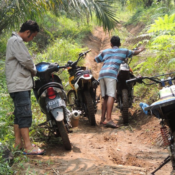 彼らの集落へ、バイクでしかたどり着けない