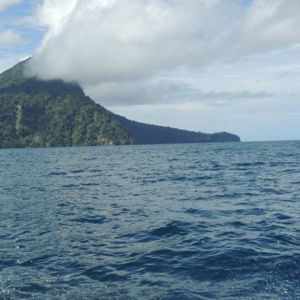 １８８３年の大爆発で、３つの島はほとんど水没した。残ったのは、ラカタ島の３分の１のみとなった。垂直に落ち込んだ断崖がその時の爆発のすさまじさを今にとどめている